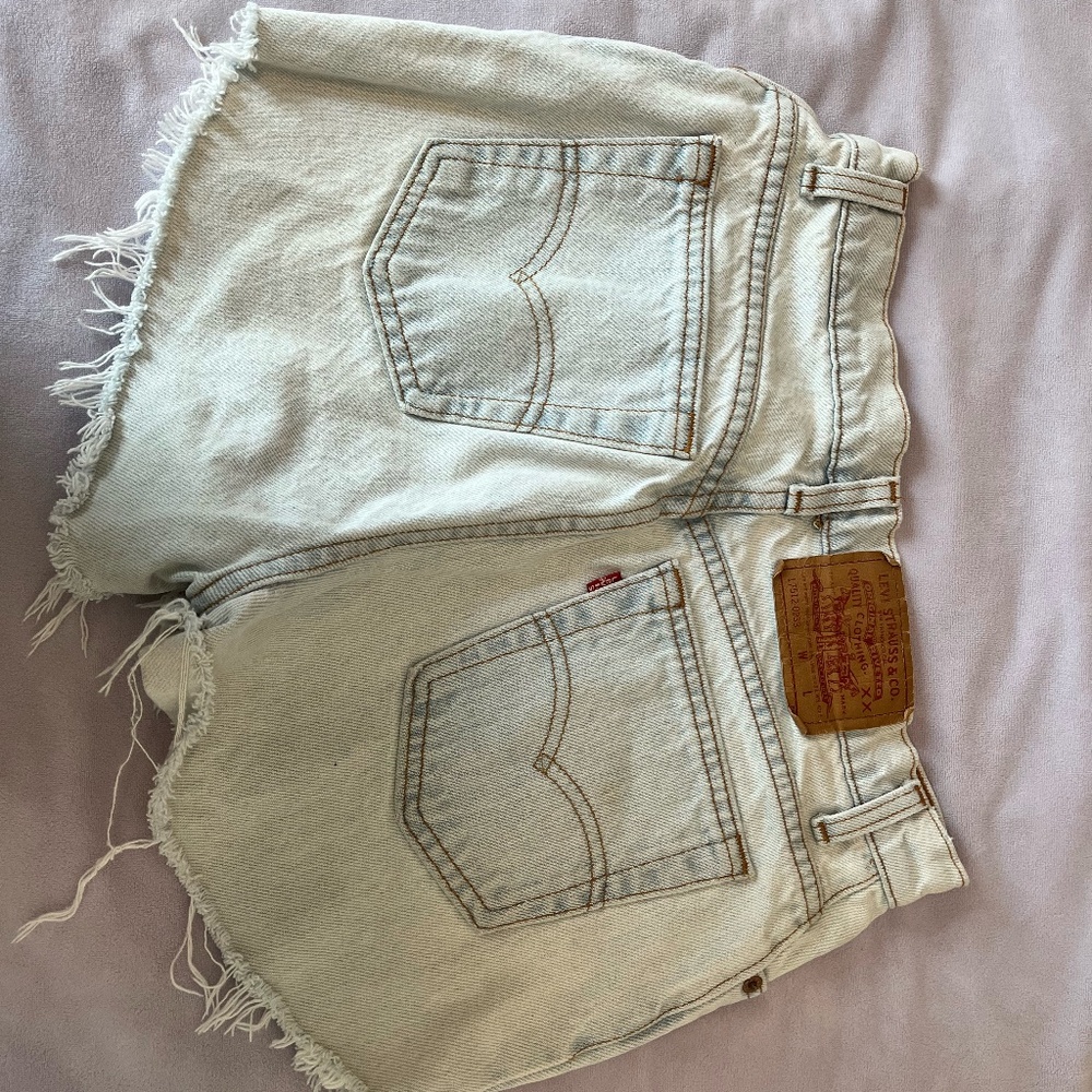 light blue wash levi's denim shorts